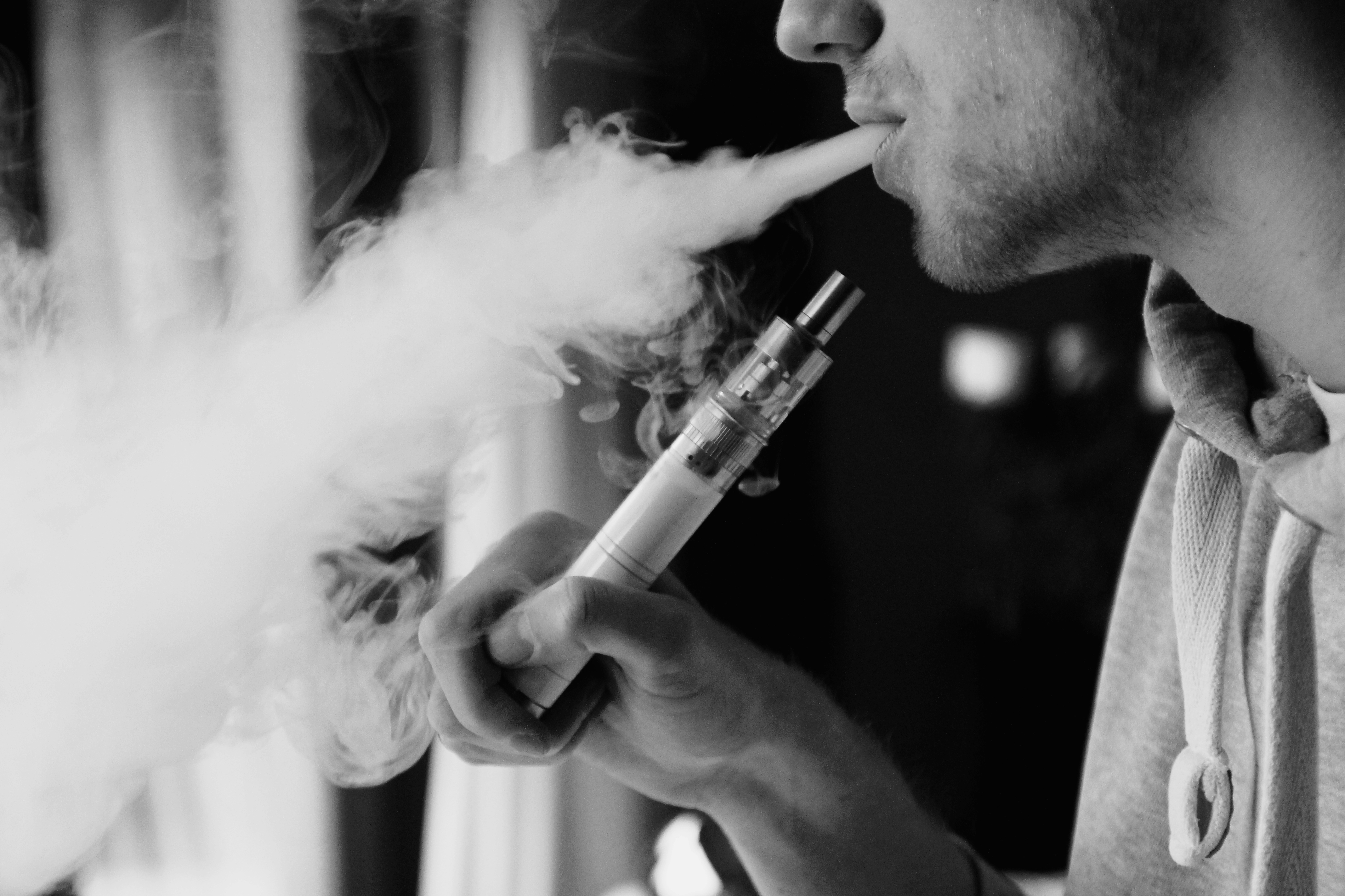 Вапе видео. Дым электронных сигарет. Курить электронные сигареты. Человек с электронной сигаретой. Электронная сигарета кальян.